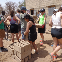 Participation des élèves de Cayla Solidaire à la construction de latrines dans le village de Londior