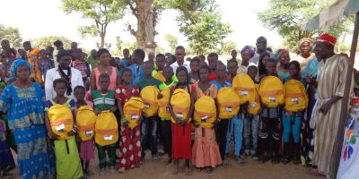 Distribution de kits scolaires offerts par la Fondation Kéba Mbaye aux meilleurs élèves Ndeck